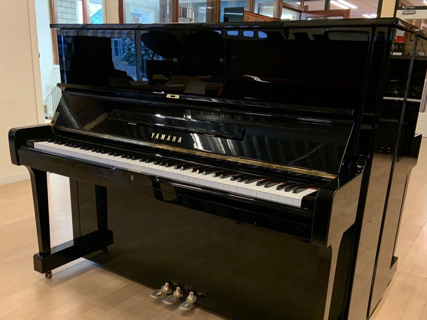 hình ảnh đàn piano yamaha u10bl